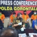 Direktur Ditreskrimum Polda Gorontalo, Kombes Pol Deni Okvianto, SIK memberikan keterangan terkait penangkapan empat tersangka pencurian, jumat (6/11) (F. Humas Polda)