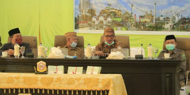 Rapat penandatanganan nota kesepahaman antara Pemerintah Daerah (Pemda) Kabupaten Pohuwato bersama Pengadilan Agama (PA) Marisa dan Kementrian Agama Kabupaten Pohuwato, Senin (09/11/2020). (foto: humas/pemda)