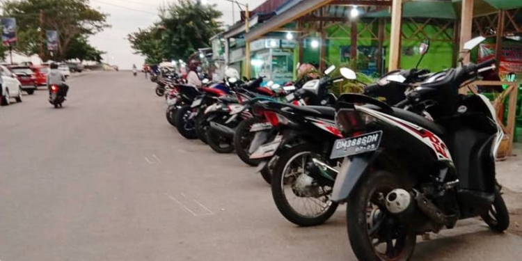 Parkiran kendaran di kawasan wisata pantai pohon cinta mulai diatur, Sabtu (14/11/2020) foto: istimewa