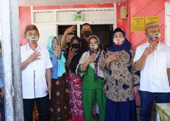 Pasangan calon bupati dan wakil bupati Pohuwato, Saipul Mbuinga-Suharsi Igrisa bersama warga, (foto: itimewa)