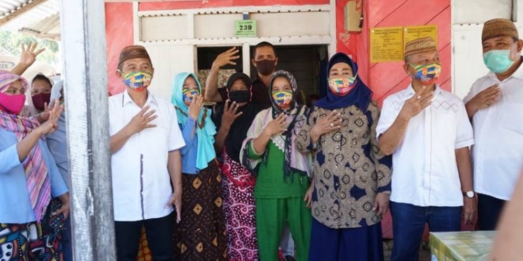 Pasangan calon bupati dan wakil bupati Pohuwato, Saipul Mbuinga-Suharsi Igrisa bersama warga, (foto: itimewa)