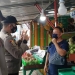 Kabag Ops Polres Gorontalo Kota, Kompol Lufti Amir SIK membagikan masker kepada pelaku usaha sekaligus mengingatkan mereka agar senantiasa patuh terhadap protokol kesehata, Senin (16/11/2020) (muhajir/gopos)
