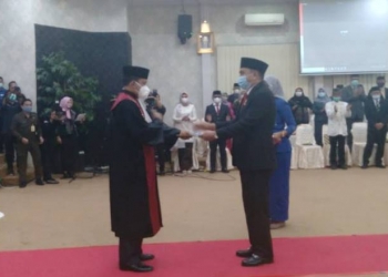 Prosesi pelantikan Hardi Sidiki sebagai Ketua DPRD Kota Gorontalo, Senin (16/11/2020) (ramlan/gopos)
