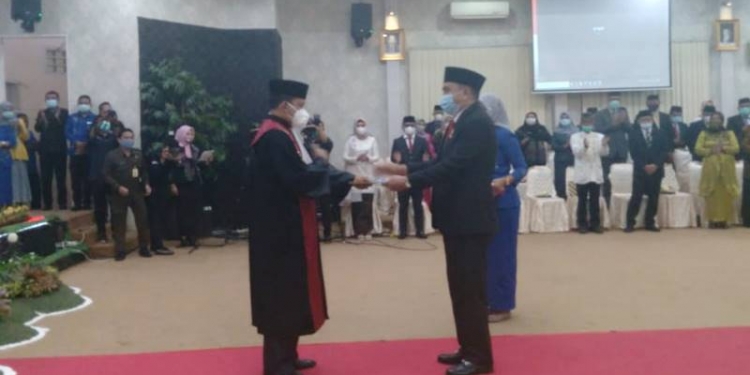 Prosesi pelantikan Hardi Sidiki sebagai Ketua DPRD Kota Gorontalo, Senin (16/11/2020) (ramlan/gopos)