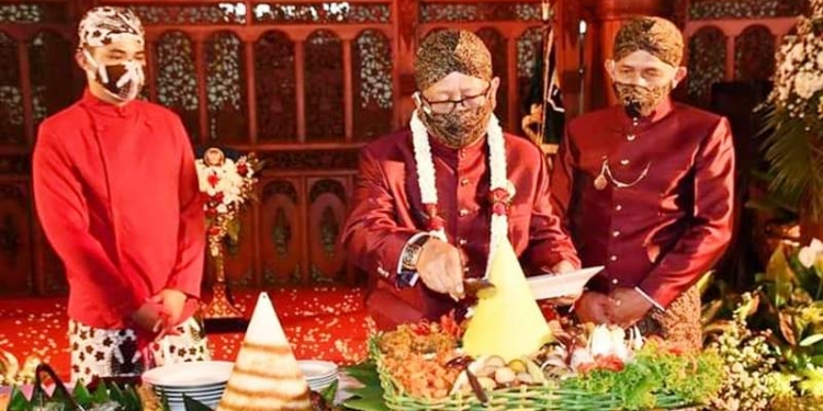 Bupati Tulungagung Maryoto Birowo memotong tumpeng sebagai penanda hari jadi Kabupaten Tulungagung ke-815, Rabu (18/11/2020) (foto: istimewa)