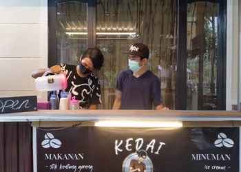 Zaldi bersama rekannya menyiapkan minuman pengunjung, Rabu (25/11/2020) (muhajir/gopos)