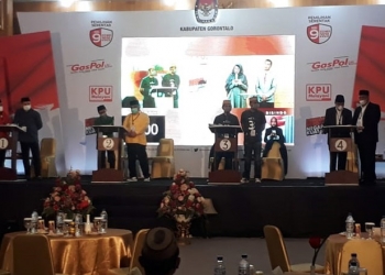 Debat ketiga Cabup dan Cawabup Kabupaten Gorontalo bertempat di Hotel Damhil UNG mengangkat tema keselarasan pembangunan, memperkokoh NKRI,dan Pencegahan Covid-19, Ahad (29/11/2020). (istimewa)