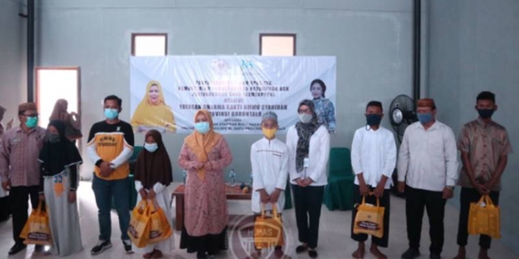 Idah Syahidah menyerahkan bantuan Kementerian PPPA