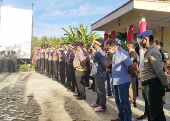 Personel Polres Pohuwato mengamankan pendaftaran kandidat pilkada Pohuwato, (muhajir/gopos)
