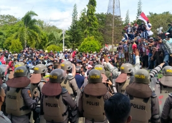 Aksi unjuk rasa Aliansi Masyarakat Lingkar Tambang Pohuwato menuntut realisasi WPR, Senin (21/12/2020). (Muhajir/gopos)