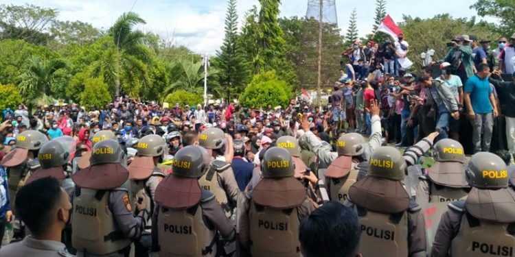 Aksi unjuk rasa Aliansi Masyarakat Lingkar Tambang Pohuwato menuntut realisasi WPR, Senin (21/12/2020). (Muhajir/gopos)