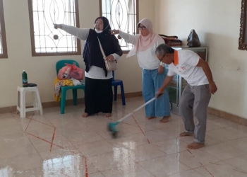 Kegiatan bhakti sosial bersih-bersih masjid yang dilaksanakan Paguyuban Alumi A.2.1 SMA Negeri 1 Gorontalo Tahun 1987 di Masjid Al-Ikhlas, Kota Tengah, Kota Gorontalo, Ahad (27/12/2020).