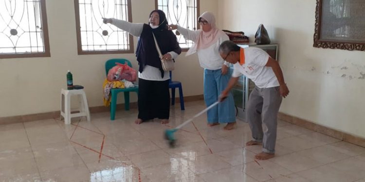 Kegiatan bhakti sosial bersih-bersih masjid yang dilaksanakan Paguyuban Alumi A.2.1 SMA Negeri 1 Gorontalo Tahun 1987 di Masjid Al-Ikhlas, Kota Tengah, Kota Gorontalo, Ahad (27/12/2020).