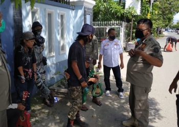 Petugas Satpol PP Kota Gorontalo mengamankan Lima anak punk asal Kalimantan, Makasar dan Palu di Kota Gorontalo, Selasa (2/12/2020). (F.Istimewa).