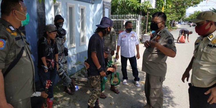 Petugas Satpol PP Kota Gorontalo mengamankan Lima anak punk asal Kalimantan, Makasar dan Palu di Kota Gorontalo, Selasa (2/12/2020). (F.Istimewa).