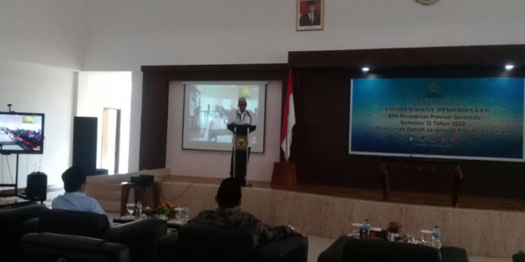 Kepala BPK Provinsi Gorontalo Dwi Sabardiana saat memberikan sambutan dalam Kegiatan Penyerahan Hasil Pemeriksaan BPK terhadap upaya penanganan Covid-19 di Gorontalo (Indra/Gopos)