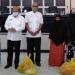 Wali Kota Gorontalo, Marten Taha bersama Ketua Baznas Kota Gorontalo, Marzuki Pakaya, menyerahkan bantuan paket sembako untuk ibu dan janda dhuafa.(sari/gopos)