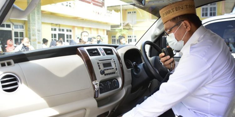 Wali Kota Gorontalo mengecek kesiapan mobil operasional yang diberikan oleh CSR Bank SulutGo. Foto: Istimewa.