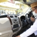 Wali Kota Gorontalo mengecek kesiapan mobil operasional yang diberikan oleh CSR Bank SulutGo. Foto: Istimewa.