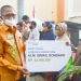 Sekretaris Daerah Kota Gorontalo menyerahkan secara simbolis santunan pekerja yang meninggal dunia, kepada ahli warisnya. Foto: Istimewa.