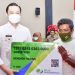 Wikil Wali Kota Gorontalo, memberikan secara simbolis kartu jaminan sosial ketenagakerjaan kepada pekerja formal dan informal. Foto: Istimewa.
