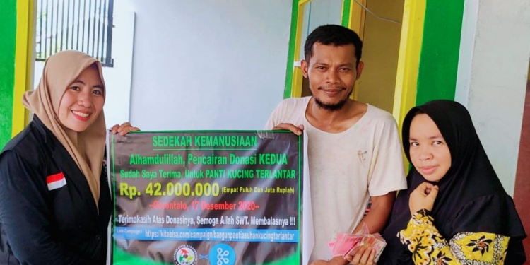 Yayasan Cinta Kemanusiaan Gorontalo menyerahkan bantuan kepad Rumah Kucing Gorontalo. Foto: Istimewa.