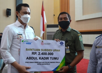 Wakil Wali Kota Memberikan bantuan modal usaha secara simbolis kepada para pelaku usaha. Foto: Istimewa.