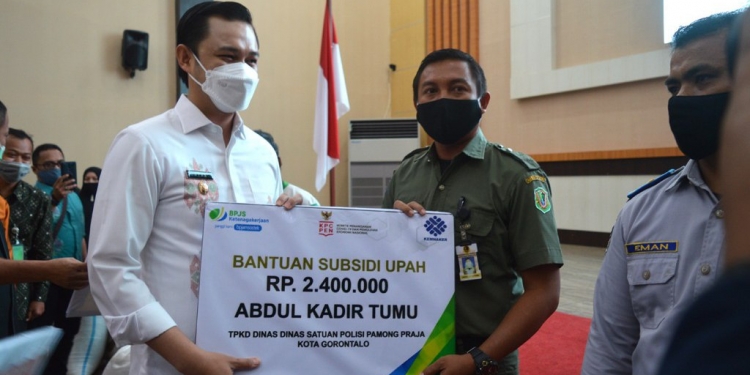 Wakil Wali Kota Memberikan bantuan modal usaha secara simbolis kepada para pelaku usaha. Foto: Istimewa.