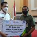 Wakil Wali Kota Memberikan bantuan modal usaha secara simbolis kepada para pelaku usaha. Foto: Istimewa.