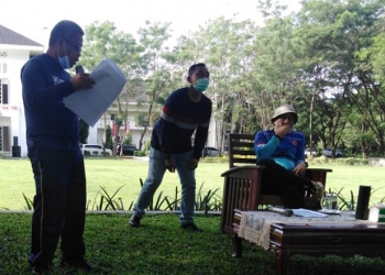 Kepala Bappeda Bone Bolango, Basir Noho,  menyampaikan paparan terkait perkembangan pembangunan di Kabupaten Bone Bolango, Jumat (18/12/2020). (Rahman/gopos)