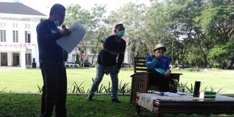 Kepala Bappeda Bone Bolango, Basir Noho, menyampaikan paparan terkait perkembangan pembangunan di Kabupaten Bone Bolango, Jumat (18/12/2020). (Rahman/gopos)