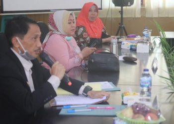 Bupati Gorontalo, Nelson Pomalingo, saat menjadi dosen penguji salah seorang mahasiswa pasca sarjarna di Universitas Negeri Gorontalo.