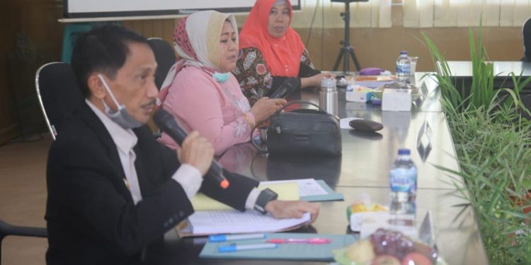 Bupati Gorontalo, Nelson Pomalingo, saat menjadi dosen penguji salah seorang mahasiswa pasca sarjarna di Universitas Negeri Gorontalo.