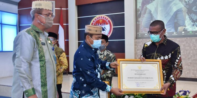 Bupati Pohuwato, Syarif Mbuinga, menerima penghargaan Kemenkumham Gorontalo