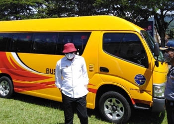 Hamim Pou bersama Dinas Perhubungan Bone Bolango meninjau bantuan Bus Sekolah dari Kementerian Perhubungan. (rahman/gopos)