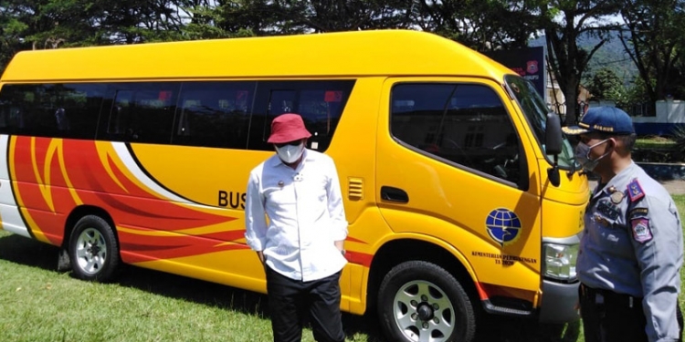 Hamim Pou bersama Dinas Perhubungan Bone Bolango meninjau bantuan Bus Sekolah dari Kementerian Perhubungan. (rahman/gopos)