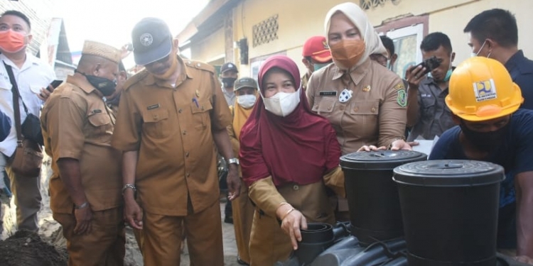 Peletakkan batu pertama pembangunan sanitasi pemukiman layak dan tangki septik skala individual yang dihadiri Asisten Perekonomian dan Pembangunan, Laida M Ali. Foto: Istimewa.