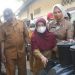 Peletakkan batu pertama pembangunan sanitasi pemukiman layak dan tangki septik skala individual yang dihadiri Asisten Perekonomian dan Pembangunan, Laida M Ali. Foto: Istimewa.