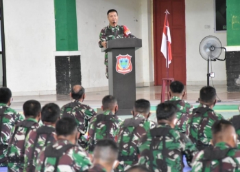 Danrem 133/NWB saat memberikan materi kepada Danramil dan Babinsa, menegaskan netralitas TNI dalam menghadapi Pilkada tahun 2021. Foto: Istimewa