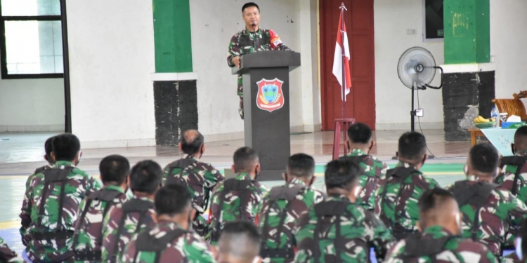 Danrem 133/NWB saat memberikan materi kepada Danramil dan Babinsa, menegaskan netralitas TNI dalam menghadapi Pilkada tahun 2021. Foto: Istimewa