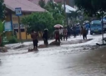 Banjir bandang yang melanda Desa Grapia, Kecamatan Monano, ikut berdampak terhadap akses Trans Sulawesi Gorontalo Utara-Buol, Sulteng. (istimewa)
