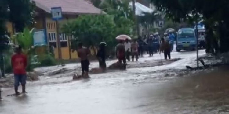 Banjir bandang yang melanda Desa Grapia, Kecamatan Monano, ikut berdampak terhadap akses Trans Sulawesi Gorontalo Utara-Buol, Sulteng. (istimewa)
