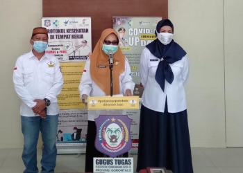 Dinas Kesehatan Provinsi Gorontalo saat melaksanakan konferensi pers terkait vaksinasi di Provinsi Gorontalo. Foto: Sari/gopos.