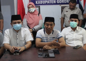 Ketua Tim Pemenangan Pasangan Chamdi Mayang-Tomy Ishak (Hati), Elnino Husain Mohi, menyampaikan keterangan pers di DPC Partai Demokrat Kabupaten Gorontalo, Kamis (10/12/2020). (putra/gopos)