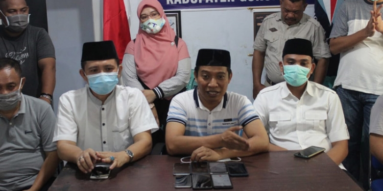 Ketua Tim Pemenangan Pasangan Chamdi Mayang-Tomy Ishak (Hati), Elnino Husain Mohi, menyampaikan keterangan pers di DPC Partai Demokrat Kabupaten Gorontalo, Kamis (10/12/2020). (putra/gopos)