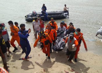Proses evakuasi nelayan asal Desa Yipilo, Kecamatan Wanggarasi yang ditemukan tak bernyawa setelah tiga hari dinyatakan hilang. (istimewa)