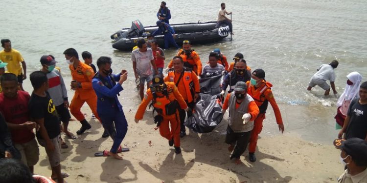 Proses evakuasi nelayan asal Desa Yipilo, Kecamatan Wanggarasi yang ditemukan tak bernyawa setelah tiga hari dinyatakan hilang. (istimewa)