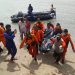 Proses evakuasi nelayan asal Desa Yipilo, Kecamatan Wanggarasi yang ditemukan tak bernyawa setelah tiga hari dinyatakan hilang. (istimewa)