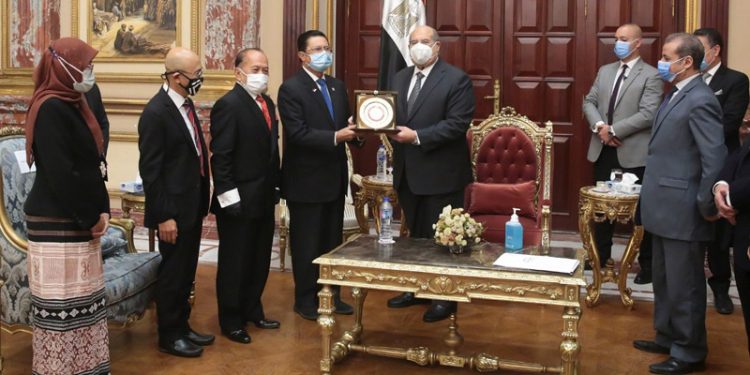 Wakil Ketua MPR RI, Fadel Muhammad, bertukar cinderamata dengan Senator Mesir, dalam kunjungan ke Mesir.