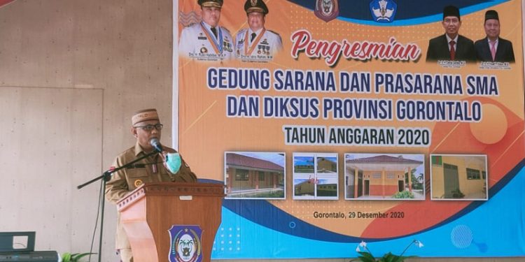 Gubernur Gorontalo saat memberikan sambutan pada pengresmian gedung sarana dan prasarana SMA dan Diksus Provinsi Gorontalo tahun anggaran 2020. Foto (Ari/Gopos)